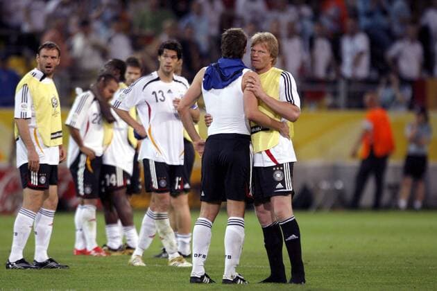 Ersatztorwart Oliver Kahn (re.) tröstet den enttäuschten Sebastian Kehl (Mitte), daneben Michael Ballack (2.v.li.) und Jens Nowotny (alle Deutschland) Fußball WM Herren WM 2006, Länderspiel, Nationalteam, Nationaltrikot, Halbfinale, Deutschland - Italien 0:2 Gruppe Dortmund Fußball WM Herren WM 2006, Länderspiel, Nationalteam, Nationaltrikot, Halbfinale, Deutschland - Italien 0:2 Gruppe Dortmund