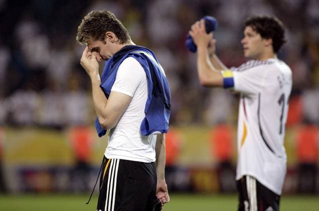 Miroslav Klose (Deutschland) enttäuscht nach dem Ausscheiden im Halbfinale Fußball WM Herren WM 2006, Länderspiel, Nationalteam, Halbfinale, Nationaltrikot, Deutschland - Italien 0:2 n.V. Gruppe Dortmund Enttäuschung, Fußball WM Herren WM 2006, Länderspiel, Nationalteam, Halbfinale, Nationaltrikot, Deutschland - Italien 0:2 n.V. Gruppe Dortmund Enttäuschung,