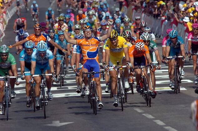Oscar Freire Gomez (Spanien Rabobank, 3.v.li.) gewinnt die fünfte Etappe der Tour de France 2006, Tom Boonen (Belgien Quick Step Innergetic, re. daneben) und David Kopp (Deutschland Gerolsteiner, li. daneben) haben ... -  Radsport Herren 93. Tour de France 2006, ProTour, Straßenradsport, Straße, Rad, Gruppe 5. Etappe: Beauvais - Caen Dynamik, Freude, Begeisterung, Radsport Herren 93. Tour de France 2006, ProTour, Straßenradsport, Straße, Rad, Gruppe 5. Etappe: Beauvais - Caen Dynamik, Freude, Begeisterung,