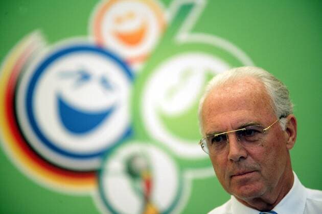 OK Präsident Franz Beckenbauer (Deutschland) vor dem WM Logo -  Fußball WM Herren Pressekonferenz 2006, PK, Pressetermin Porträt Berlin Fußball WM Herren Pressekonferenz 2006, PK, Pressetermin Porträt Berlin