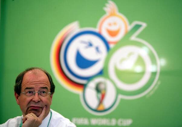 FIFA Generalsekretär Urs Linsi (Schweiz) vor dem WM Logo -  Fußball WM Herren Pressekonferenz 2006, PK, Pressetermin Porträt Berlin Nachdenklichkeit, Fußball WM Herren Pressekonferenz 2006, PK, Pressetermin Porträt Berlin Nachdenklichkeit,