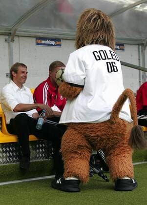WM Maskottchen Goleo VI treibt seine Späßchen mit Bundestrainer Jürgen Klinsmann (Deutschland) -  Fußball WM Herren WM 2006, Länderspiel, Nationalteam, Halbfinale, Gruppe Dortmund Fußball WM Herren WM 2006, Länderspiel, Nationalteam, Halbfinale, Gruppe Dortmund