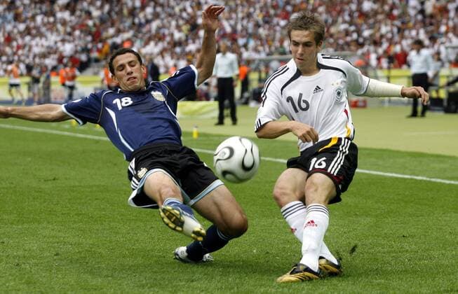 Philipp Lahm (Deutschland, re.) gegen Maxi Rodriguez (Argentinien) Fußball WM Herren WM 2006, Länderspiel, Nationalteam, Viertelfinale, Nationaltrikot, Deutschland - Argentinien 5:3 n.E Gruppe Berlin Dynamik, Fußball WM Herren WM 2006, Länderspiel, Nationalteam, Viertelfinale, Nationaltrikot, Deutschland - Argentinien 5:3 n.E Gruppe Berlin Dynamik,