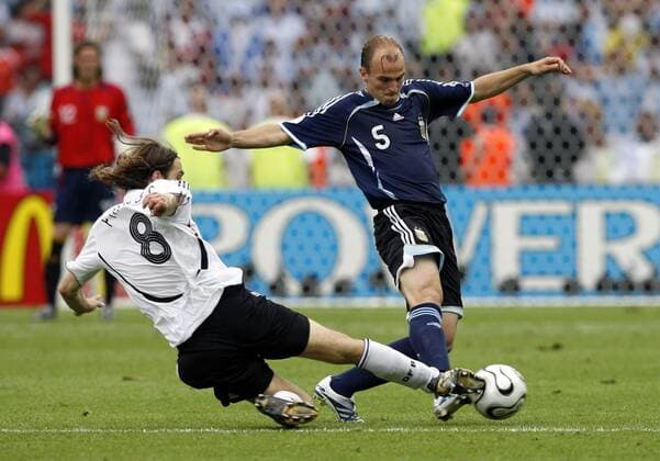 Esteban Cambiasso (Argentinien, re.) gegen Torsten Frings (Deutschland) Fußball WM Herren WM 2006, Länderspiel, Nationalteam, Viertelfinale, Nationaltrikot, Deutschland - Argentinien 5:3 n.E Gruppe Berlin Dynamik, Fußball WM Herren WM 2006, Länderspiel, Nationalteam, Viertelfinale, Nationaltrikot, Deutschland - Argentinien 5:3 n.E Gruppe Berlin Dynamik,