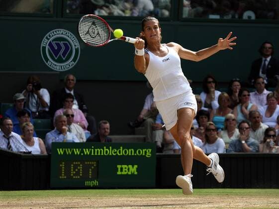 Amelie Mauresmo (Frankreich) - Vorhand Tennis Damen All England Championships 2006, Grand Slam, WTA Tour, Rasen, Rasenplatz, Rasentennis, Rasenturnier Einzelbild Wimbledon Halbfinale London Dynamik, Tennis Damen All England Championships 2006, Grand Slam, WTA Tour, Rasen, Rasenplatz, Rasentennis, Rasenturnier Einzelbild Wimbledon Halbfinale London Dynamik,
