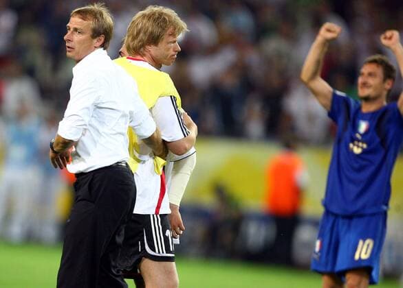 Bundestrainer Jürgen Klinsmann (li.) tröstet den enttäuschten Ersatztorwart Oliver Kahn (beide Deutschland), re. jubelt Totti (Italien) Fußball WM Herren WM 2006, Länderspiel, Nationalteam, Nationaltrikot, Halbfinale, Deutschland - Italien 0:2 n.V. Gruppe Dortmund Enttäuschung, Freude, Fußball WM Herren WM 2006, Länderspiel, Nationalteam, Nationaltrikot, Halbfinale, Deutschland - Italien 0:2 n.V. Gruppe Dortmund Enttäuschung, Freude,