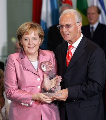 OK Präsident Franz Beckenbauer überreicht Bundeskanzlerin Angela Merkel (CDU beide Deutschland) zum Dank für die partnerschaftliche Zusammenarbeit während der WM eine Auszeichnung - Fußball WM Herren WM 2006, Gala, Veranstaltung, Veranstaltungen, Tagung, Konferenz Gruppe Berlin Freude, Fußball WM Herren WM 2006, Gala, Veranstaltung, Veranstaltungen, Tagung, Konferenz Gruppe Berlin Freude,