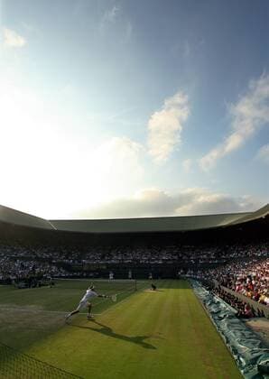 Strahlender Sonnenschein über dem Centercourt von Wimbledon, Austragungsort der All England Championships 2006 Tennis Herren All England Championships 2006, ATP Tour, Grand Slam, Rasen, Rasenplatz, Rasentennis, Rasenturnier, Totale Wimbledon London Tennis Herren All England Championships 2006, ATP Tour, Grand Slam, Rasen, Rasenplatz, Rasentennis, Rasenturnier, Totale Wimbledon London