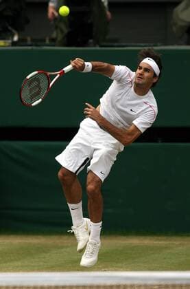 Roger Federer (Schweiz) - Aufschlag Tennis Herren All England Championships 2006, ATP Tour, Grand Slam, Rasen, Rasenplatz, Rasentennis, Rasenturnier, Einzelbild Wimbledon Halbfinale, London Dynamik, Tennis Herren All England Championships 2006, ATP Tour, Grand Slam, Rasen, Rasenplatz, Rasentennis, Rasenturnier, Einzelbild Wimbledon Halbfinale, London Dynamik,