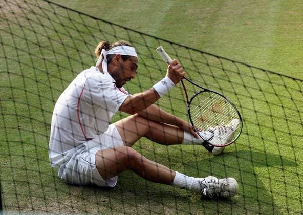 Marcos Baghdatis (Zypern) enttäuscht am Boden Tennis Herren All England Championships 2006, ATP Tour, Grand Slam, Rasen, Rasenplatz, Rasentennis, Rasenturnier, Einzelbild Wimbledon Halbfinale, London Enttäuschung, Tennis Herren All England Championships 2006, ATP Tour, Grand Slam, Rasen, Rasenplatz, Rasentennis, Rasenturnier, Einzelbild Wimbledon Halbfinale, London Enttäuschung,