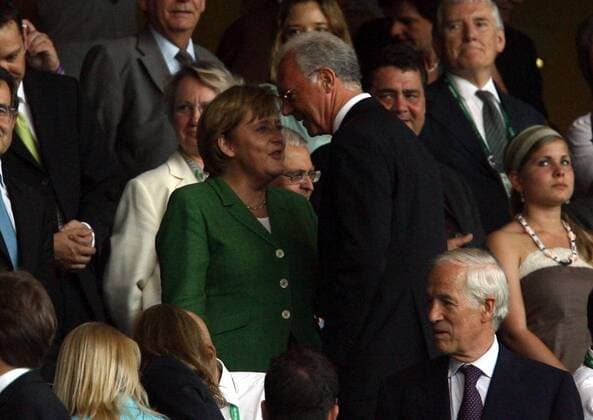 OK Präsident Franz Beckenbauer im Gespräch mit Bundeskanzlerin Angela Merkel (CDU beide Deutschland) Fußball WM Herren WM 2006, Länderspiel, Nationalteam, Halbfinale Gruppe Tribünen, Ehrentribüne Dortmund Fußball WM Herren WM 2006, Länderspiel, Nationalteam, Halbfinale Gruppe Tribünen, Ehrentribüne Dortmund