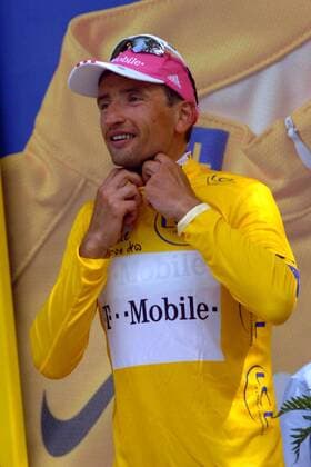 Serhiy Honchar (Ukraine T Mobile) im gelben Trikot bei der Siegerehrung zur 7. Etappe der Tour de France 2006 - Radsport Herren Tour de France 2006, ProTour, Straßenradsport, Straße, Rad, Zeitfahren, Einzelzeitfahren Einzelbild 7. Etappe Saint Gregoire - Rennes Radsport Herren Tour de France 2006, ProTour, Straßenradsport, Straße, Rad, Zeitfahren, Einzelzeitfahren Einzelbild 7. Etappe Saint Gregoire - Rennes