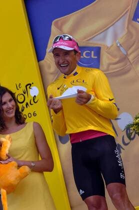 Serhiy Honchar (Ukraine T Mobile) im gelben Trikot bei der Siegerehrung zur 7. Etappe der Tour de France 2006 - Radsport Herren Tour de France 2006, ProTour, Straßenradsport, Straße, Rad, Zeitfahren, Einzelzeitfahren Einzelbild 7. Etappe Saint Gregoire - Rennes Radsport Herren Tour de France 2006, ProTour, Straßenradsport, Straße, Rad, Zeitfahren, Einzelzeitfahren Einzelbild 7. Etappe Saint Gregoire - Rennes
