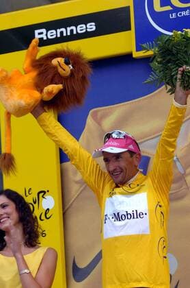Serhiy Honchar (Ukraine T Mobile) im gelben Trikot bei der Siegerehrung zur 7. Etappe der Tour de France 2006 - Radsport Herren Tour de France 2006, ProTour, Straßenradsport, Straße, Rad, Zeitfahren, Einzelzeitfahren Einzelbild 7. Etappe Saint Gregoire - Rennes Freude, Radsport Herren Tour de France 2006, ProTour, Straßenradsport, Straße, Rad, Zeitfahren, Einzelzeitfahren Einzelbild 7. Etappe Saint Gregoire - Rennes Freude,