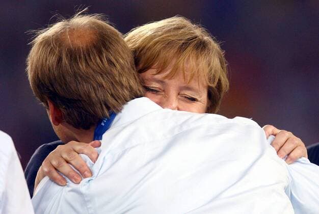 Bundeskanzlerin Angela Merkel (CDU, hi.) gratuliert Bundestrainer Jürgen Klinsmann (beide Deutschland) Fußball WM Herren WM 2006, Länderspiel, Nationalteam, Spiel um Platz 3, Deutschland Gruppe Bundeskanzler Siegerehrung, Podium, Podest Stuttgart Harmonie Freude, Fußball WM Herren WM 2006, Länderspiel, Nationalteam, Spiel um Platz 3, Deutschland Gruppe Bundeskanzler Siegerehrung, Podium, Podest Stuttgart Harmonie Freude,
