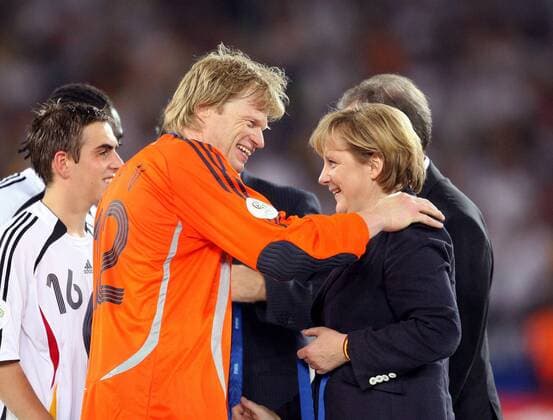 Bundeskanzlerin Angela Merkel (CDU) gratuliert Torwart Oliver Kahn (beide Deutschland) - Fußball WM Herren WM 2006, Länderspiel, Nationalteam, Nationaltrikot, Spiel um Platz 3, drei Gruppe Stuttgart Freude, Fußball WM Herren WM 2006, Länderspiel, Nationalteam, Nationaltrikot, Spiel um Platz 3, drei Gruppe Stuttgart Freude,