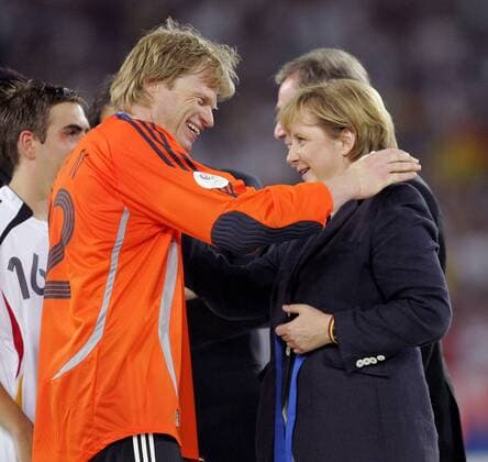 Torwart Oliver Kahn (li.) und Bundeskanzlerin Angela Merkel (CDU, beide Deutschland) gelöst während der Siegerehrung Fußball WM Herren WM 2006, Länderspiel, Nationalteam, Spiel um Platz drei, 3, Nationaltrikot Gruppe Bundesregierung, Bundeskanzler Stuttgart Kanzler Kanzlerin Harmonie, Fußball WM Herren WM 2006, Länderspiel, Nationalteam, Spiel um Platz drei, 3, Nationaltrikot Gruppe Bundesregierung, Bundeskanzler Stuttgart Kanzler Kanzlerin Harmonie,