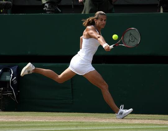 Amelie Mauresmo (Frankreich) - Rückhand Tennis Damen All England Championships 2006, WTA Tour, Grand Slam, Rasen, Rasenplatz, Rasentennis, Rasenturnier, Einzelbild Wimbledon London Dynamik, Tennis Damen All England Championships 2006, WTA Tour, Grand Slam, Rasen, Rasenplatz, Rasentennis, Rasenturnier, Einzelbild Wimbledon London Dynamik,