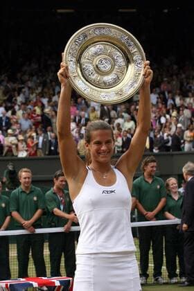 Amelie Mauresmo (Frankreich) präsentiert die Schale für den Sieg bei den All England Championships 2006 Tennis Damen All England Championships 2006, WTA Tour, Grand Slam, Einzelbild Wimbledon London Freude, Tennis Damen All England Championships 2006, WTA Tour, Grand Slam, Einzelbild Wimbledon London Freude,