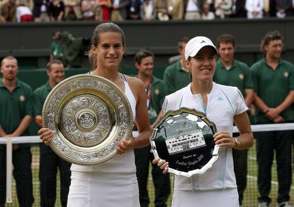 Siegerin Amelie Mauresmo (Frankreich) und Finalistin Justine Henin Hardenne (Belgien) präsentieren ihre Trophäen Tennis Damen All England Championships 2006, WTA Tour, Grand Slam, Gruppe Wimbledon London Freude, Tennis Damen All England Championships 2006, WTA Tour, Grand Slam, Gruppe Wimbledon London Freude,