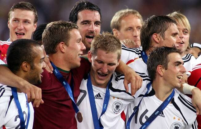 Deutschland feiert den dritten Platz bei der WM 2006, v.li: David Odonkor, Robert Huth, Lukas Podolski, Christoph Metzelder, Bastian Schweinsteiger, Sebastian Kehl und Philipp Lahm - Fußball WM Herren WM 2006, Länderspiel, Nationalteam, Nationaltrikot, Spiel um Platz 3, drei Gruppe Stuttgart Freude, Begeisterung, Fußball WM Herren WM 2006, Länderspiel, Nationalteam, Nationaltrikot, Spiel um Platz 3, drei Gruppe Stuttgart Freude, Begeisterung,
