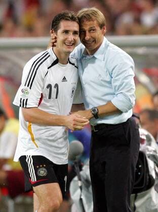 Bundestrainer Jürgen Klinsmann bedankt sich bei Miroslav Klose (beide Deutschland) nach dessen Auswechslung Fußball WM Herren WM 2006, Länderspiel, Nationalteam, Nationaltrikot, Spiel um Platz 3, drei Gruppe Stuttgart Glück Freude Fußball WM Herren WM 2006, Länderspiel, Nationalteam, Nationaltrikot, Spiel um Platz 3, drei Gruppe Stuttgart Glück Freude