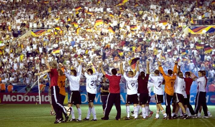 Die deutsche Nationalmannschaft bedankt sich bei den Fans für die tolle Unterstützung während der WM Fußball WM Herren WM 2006 Länderspiel Nationalteam Spiel um Platz 3 drei, Nationaltrikot, Deutschland, Totale Stuttgart Freude, Fußball WM Herren WM 2006 Länderspiel Nationalteam Spiel um Platz 3 drei, Nationaltrikot, Deutschland, Totale Stuttgart Freude,