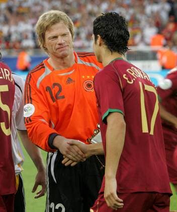 Torwart Oliver Kahn (Deutschland, li.) begrüßt Cristiano Ronaldo (Portugal) Fußball WM Herren WM 2006, Länderspiel, Nationalteam, Nationaltrikot, Spiel um Platz drei, 3, Gruppe Stuttgart Fußball WM Herren WM 2006, Länderspiel, Nationalteam, Nationaltrikot, Spiel um Platz drei, 3, Gruppe Stuttgart