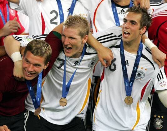 Auf Deutschlands Abschlussfoto vereint, v.li.: Lukas Podolski, Bastian Schweinsteiger und Philipp Lahm Fußball WM Herren WM 2006, Länderspiel, Nationalteam, Nationaltrikot, Spiel um Platz 3, drei Gruppe Stuttgart Freude, Begeisterung, Fußball WM Herren WM 2006, Länderspiel, Nationalteam, Nationaltrikot, Spiel um Platz 3, drei Gruppe Stuttgart Freude, Begeisterung,