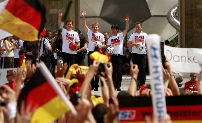 V. li.: Teammanager Oliver Bierhoff, Bundestrainer Jürgen Klinsmann, Co Trainer Joachim Löw und Torwarttrainer Andreas Köpke (alle Deutschland) sagen bei der Abschlussparty der deutschen Nationalmannschaft am Brandenburger Tor - Danke, Fans! - Fußball Herren WM 2006, Fanfest, Fan Fest, Party, Danke Fans, Abschlussfest Abschiedsfest Abschiedsparty Abschied Gruppe Straße des 17. Juni, Brandenburger Tor Berlin, FIFA Fanmeile Freude, Begeisterung, Fußball Herren WM 2006, Fanfest, Fan Fest, Party, Danke Fans, Abschlussfest Abschiedsfest Abschiedsparty Abschied Gruppe Straße des 17. Juni, Brandenburger Tor Berlin, FIFA Fanmeile Freude, Begeisterung,