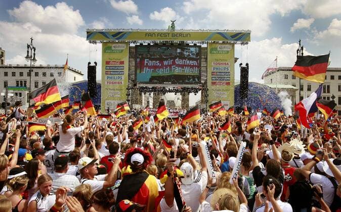 - Danke, Fans! - Fanmassen bei der Abschlussparty der deutschen Nationalmannschaft am Brandenburger Tor Fußball Herren WM 2006, Fanfest, Fan Fest, Party, Danke Fans, Abschlussfest Abschiedsfest Abschiedsparty Abschied Totale Straße des 17. Juni, Brandenburger Tor Berlin, FIFA Fanmeile, Stimmung, Masse, Freude, Begeisterung, Fußball Herren WM 2006, Fanfest, Fan Fest, Party, Danke Fans, Abschlussfest Abschiedsfest Abschiedsparty Abschied Totale Straße des 17. Juni, Brandenburger Tor Berlin, FIFA Fanmeile, Stimmung, Masse, Freude, Begeisterung,