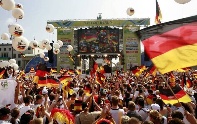 - Danke, Fans! - Fanmassen bei der Abschlussparty der deutschen Nationalmannschaft am Brandenburger Tor Fußball Herren WM 2006, Fanfest, Fan Fest, Party, Danke Fans, Abschlussfest Abschiedsfest Abschiedsparty Abschied Totale Straße des 17. Juni, Brandenburger Tor Bitburger Berlin, FIFA Fanmeile, Luftballon, Luftballons Freude, Begeisterung, Fußball Herren WM 2006, Fanfest, Fan Fest, Party, Danke Fans, Abschlussfest Abschiedsfest Abschiedsparty Abschied Totale Straße des 17. Juni, Brandenburger Tor Bitburger Berlin, FIFA Fanmeile, Luftballon, Luftballons Freude, Begeisterung,