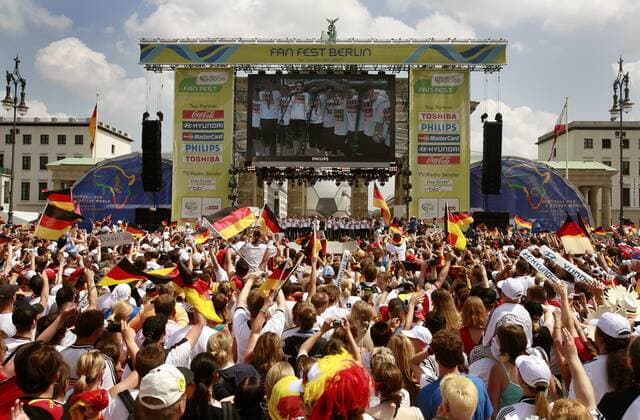 - Danke, Fans! - Fanmassen bei der Abschlussparty der deutschen Nationalmannschaft am Brandenburger Tor Fußball Herren WM 2006, Fanfest, Fan Fest, Party, Danke Fans, Abschlussfest Abschiedsfest Abschiedsparty Abschied Totale Straße des 17. Juni, Brandenburger Tor Berlin, FIFA Fanmeile Masse, Freude, Fußball Herren WM 2006, Fanfest, Fan Fest, Party, Danke Fans, Abschlussfest Abschiedsfest Abschiedsparty Abschied Totale Straße des 17. Juni, Brandenburger Tor Berlin, FIFA Fanmeile Masse, Freude,