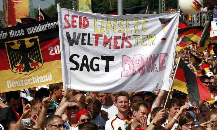 Seid Unsere Weltmeister! Sagt Danke! - Fans bei der Abschlussparty der deutschen Nationalmannschaft am Brandenburger Tor Fußball Herren WM 2006, Fanfest, Fan Fest, Party, Danke Fans, Abschlussfest Abschiedsfest Abschiedsparty Abschied Gruppe Straße des 17. Juni, Brandenburger Tor Berlin, FIFA Fanmeile Fußball Herren WM 2006, Fanfest, Fan Fest, Party, Danke Fans, Abschlussfest Abschiedsfest Abschiedsparty Abschied Gruppe Straße des 17. Juni, Brandenburger Tor Berlin, FIFA Fanmeile
