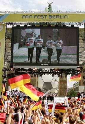 - Danke, Fans! - Fanmassen bei der Abschlussparty der deutschen Nationalmannschaft am Brandenburger Tor, auf der Leinwand v. li.: Teammanager Oliver Bierhoff, Bundestrainer Jürgen Klinsmann, Co Trainer Joachim Löw, Torwarttrainer Andreas Köpke Fußball Herren WM 2006, Fanfest, Fan Fest, Party, Danke Fans, Abschlussfest Abschiedsfest Abschiedsparty Abschied Totale Straße des 17. Juni, Brandenburger Tor Berlin, FIFA Fanmeile Fußball Herren WM 2006, Fanfest, Fan Fest, Party, Danke Fans, Abschlussfest Abschiedsfest Abschiedsparty Abschied Totale Straße des 17. Juni, Brandenburger Tor Berlin, FIFA Fanmeile