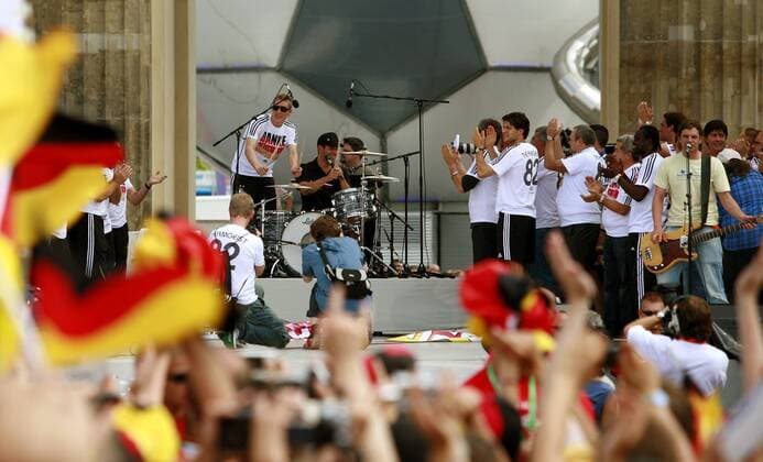 Bastian Schweinsteiger übernimmt während der Abschlussparty der deutschen Nationalmannschaft am Brandenburger Tor das Schlagzeug von Drummer Florian Weber (Sportfreunde Stiller beide Deutschland) Fußball Herren WM 2006, Fanfest, Fan Fest, Party, Danke Fans, Abschlussfest Abschiedsfest Abschiedsparty Abschied Totale Straße des 17. Juni, Brandenburger Tor Berlin, FIFA Fanmeile Freude, Begeisterung, Fußball Herren WM 2006, Fanfest, Fan Fest, Party, Danke Fans, Abschlussfest Abschiedsfest Abschiedsparty Abschied Totale Straße des 17. Juni, Brandenburger Tor Berlin, FIFA Fanmeile Freude, Begeisterung,