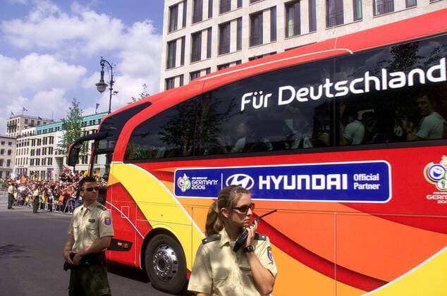 Die deutsche Nationalmannschaft kommt mit dem Mannschaftsbus am Pariser Platz in Berlin an um sich bei den Anhängern zu bedanken Fußball WM Herren WM 2006, Nationalteam, Fanfest, Fan Fest, Party, Danke Fans, Abschlussfest, Abschlussparty, Totale Berlin Fußball WM Herren WM 2006, Nationalteam, Fanfest, Fan Fest, Party, Danke Fans, Abschlussfest, Abschlussparty, Totale Berlin