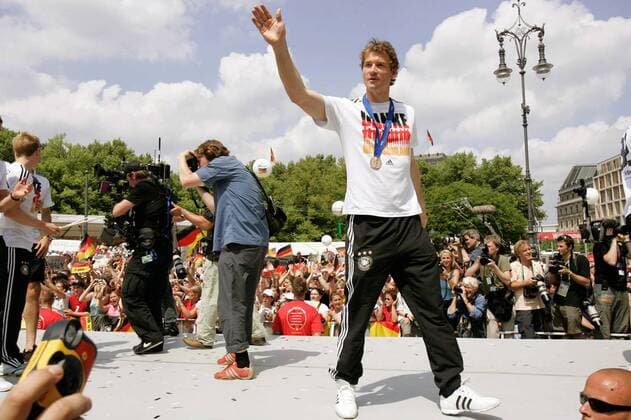 Torwart Jens Lehmann (Deutschland) sagt bei der Abschlussparty der deutschen Nationalmannschaft am Brandenburger Tor - Danke, Fans! - Fußball Herren WM 2006, Fanfest, Fan Fest, Party, Danke Fans, Abschlussfest Abschiedsfest Abschiedsparty Abschied Einzelbild Straße des 17. Juni, Brandenburger Tor Berlin, FIFA Fanmeile, Fußball Herren WM 2006, Fanfest, Fan Fest, Party, Danke Fans, Abschlussfest Abschiedsfest Abschiedsparty Abschied Einzelbild Straße des 17. Juni, Brandenburger Tor Berlin, FIFA Fanmeile,