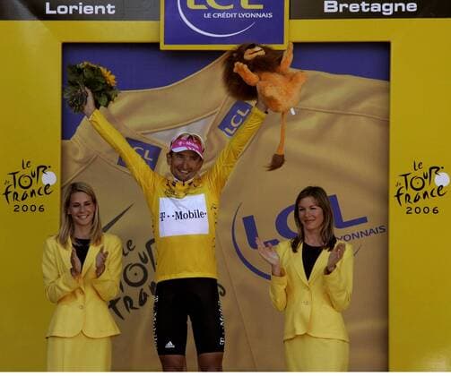 Serhiy Honchar (Ukraine T Mobile) im gelben Trikot bei der Siegerehrung zur 8. Etappe der Tour de France 2006 Radsport Herren Tour de France 2006, ProTour, Straßenradsport, Straße, Rad, Löwe, Kuscheltier, Stofftier Gruppe Maskottchen, Talisman, Glücksbringer 8. Etappe: Saint Meen Le Grand - Lorient Freude, Radsport Herren Tour de France 2006, ProTour, Straßenradsport, Straße, Rad, Löwe, Kuscheltier, Stofftier Gruppe Maskottchen, Talisman, Glücksbringer 8. Etappe: Saint Meen Le Grand - Lorient Freude,