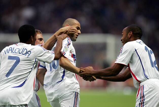 Thierry Henry (re.) gratuliert Zinedine Zidane per Handschlag zum Führungstreffer, daneben Ribery (hi.) und Malouda (alle Frankreich) - Fußball WM Herren WM 2006, Länderspiel, Nationalteam, Nationaltrikot, Finale, Endspiel Gruppe Berlin Harmonie, Kameradschaft, Freude, Fußball WM Herren WM 2006, Länderspiel, Nationalteam, Nationaltrikot, Finale, Endspiel Gruppe Berlin Harmonie, Kameradschaft, Freude,