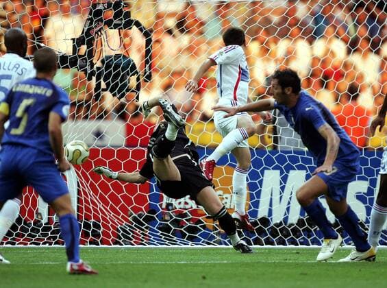 Marco Materazzi (Italien, re.) hat das 1:1 erzielt und dreht bereits jubelnd ab, während die bezwungenen Franck Ribery und Torwart Fabien Barthez (beide Frankreich) noch nicht einmal gelandet sind - Fußball WM Herren WM 2006, Länderspiel, Nationalteam, Nationaltrikot, Finale, Endspiel Gruppe Live Übertragung, Liveübertragung, Berlin Dynamik, Fußball WM Herren WM 2006, Länderspiel, Nationalteam, Nationaltrikot, Finale, Endspiel Gruppe Live Übertragung, Liveübertragung, Berlin Dynamik,