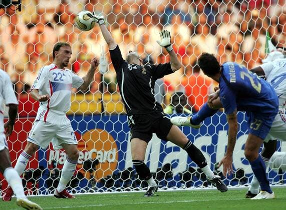 Torwart Fabien Barthez und Franck Ribery (beide Frankreich) strecken sich vergeblich nach dem Ball, Torschütze Marco Materazzi (Italien, 2.v.re.) schaut hinterher - Fußball WM Herren WM 2006, Länderspiel, Nationalteam, Nationaltrikot, Finale, Endspiel Gruppe Berlin Dynamik, Fußball WM Herren WM 2006, Länderspiel, Nationalteam, Nationaltrikot, Finale, Endspiel Gruppe Berlin Dynamik,
