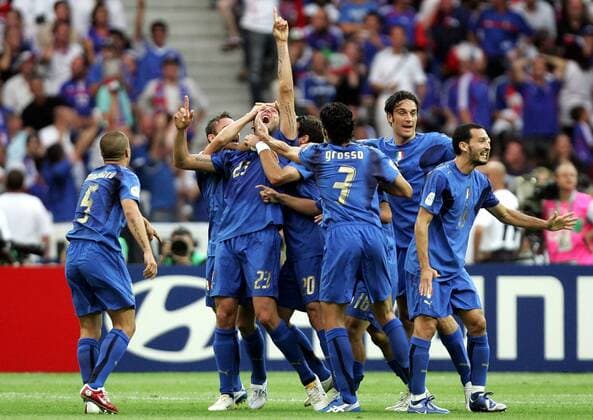 Torjubel Italien, v.li.: Cannavaro, Totti, Marco Materazzi, Perrotta, Fabio Grosso, Luca Toni und Gianluca Zambrotta - Fußball WM Herren WM 2006, Länderspiel, Nationalteam, Nationaltrikot, Finale, Endspiel Gruppe Berlin Freude, Begeisterung, Fußball WM Herren WM 2006, Länderspiel, Nationalteam, Nationaltrikot, Finale, Endspiel Gruppe Berlin Freude, Begeisterung,
