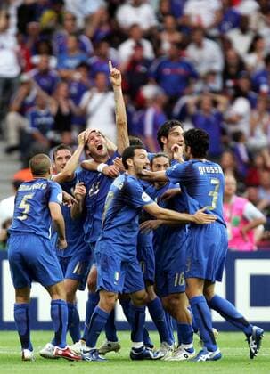 Torjubel Italien, v.li.: Fabio Cannavaro, Francesco Totti, Marco Materazzi, Gianluca Zambrotta, Camoranesi (verdeckt), Luca Toni (hi.) und Fabio Grosso - Fußball WM Herren WM 2006, Länderspiel, Nationalteam, Nationaltrikot, Finale, Endspiel Gruppe Berlin Freude, Begeisterung, Fußball WM Herren WM 2006, Länderspiel, Nationalteam, Nationaltrikot, Finale, Endspiel Gruppe Berlin Freude, Begeisterung,