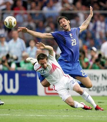 Franck Ribery (Frankreich, li.) gegen Marco Materazzi (Italien) - Fußball WM Herren WM 2006, Länderspiel, Nationalteam, Nationaltrikot, Finale, Endspiel Gruppe Berlin Dynamik, Kampf, Fußball WM Herren WM 2006, Länderspiel, Nationalteam, Nationaltrikot, Finale, Endspiel Gruppe Berlin Dynamik, Kampf,