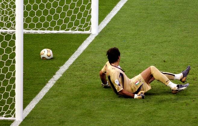 Der Beweis - Bei Zinedine Zidanes (Frankreich) Elfmeter hat der Ball die Linie deutlich überschritten, Torwart Gianluigi Buffon (Italien) ist chancenlos Fußball WM Herren WM 2006, Länderspiel, Nationalteam, Nationaltrikot, Finale, Endspiel Einzelbild Berlin Fußball WM Herren WM 2006, Länderspiel, Nationalteam, Nationaltrikot, Finale, Endspiel Einzelbild Berlin