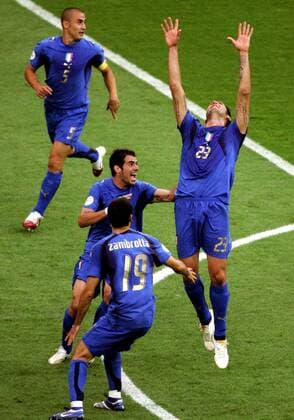 Marco Materazzi (re.) hebt beim Torjubel ab, daneben, v. vorn Gianluca Zambrotta, Simone Perrotta und Fabio Cannavaro (alle Italien) - Fußball WM Herren WM 2006, Länderspiel, Nationalteam, Nationaltrikot, Finale, Endspiel Gruppe Berlin Glück, Freude, Begeisterung, Fußball WM Herren WM 2006, Länderspiel, Nationalteam, Nationaltrikot, Finale, Endspiel Gruppe Berlin Glück, Freude, Begeisterung,