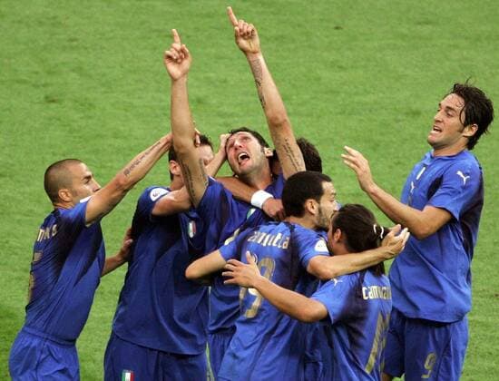 Torjubel Italien, v.li.: Fabio Cannavaro, Totti, Marco Materazzi, Gianluca Zambrotta, Mauro Camoranesi und Luca Toni - Fußball WM Herren WM 2006, Länderspiel, Nationalteam, Nationaltrikot, Finale, Endspiel Gruppe Berlin Freude, Begeisterung, Fußball WM Herren WM 2006, Länderspiel, Nationalteam, Nationaltrikot, Finale, Endspiel Gruppe Berlin Freude, Begeisterung,