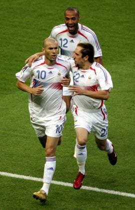 Zinedine Zidane (li.), Franck Ribery (re.) und Thierry Henry (alle Frankreich) - Torjubel - Fußball WM Herren WM 2006, Länderspiel, Nationalteam, Nationaltrikot, Finale, Endspiel Gruppe Berlin Freude, Fußball WM Herren WM 2006, Länderspiel, Nationalteam, Nationaltrikot, Finale, Endspiel Gruppe Berlin Freude,