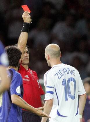 Schiedsrichter Horacio Elizondo (Argentinien) zeigt Zinedine Zidane (Frankreich) die Rote Karte - Fußball WM Herren WM 2006, Länderspiel, Nationalteam, Nationaltrikot, Finale, Endspiel, Italien - Frankreich 6:4 n.E. Gruppe Berlin Fußball WM Herren WM 2006, Länderspiel, Nationalteam, Nationaltrikot, Finale, Endspiel, Italien - Frankreich 6:4 n.E. Gruppe Berlin